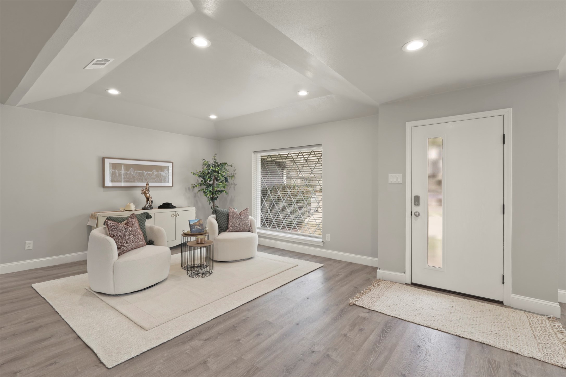 6350 Glennox Lane