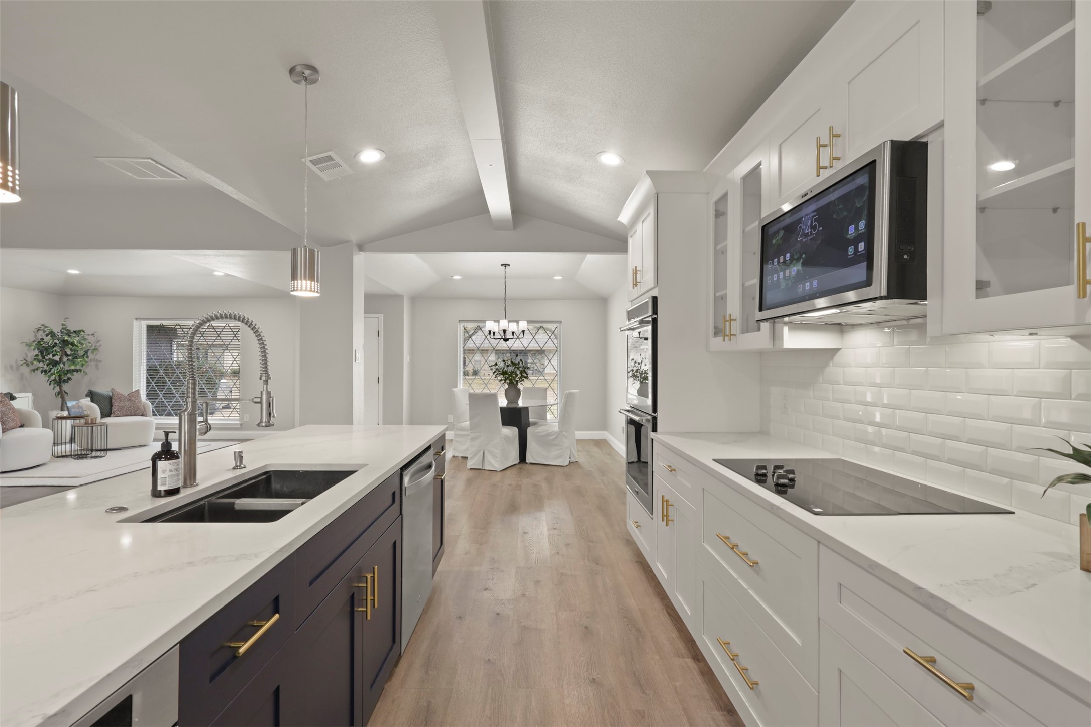 6350 Glennox Lane