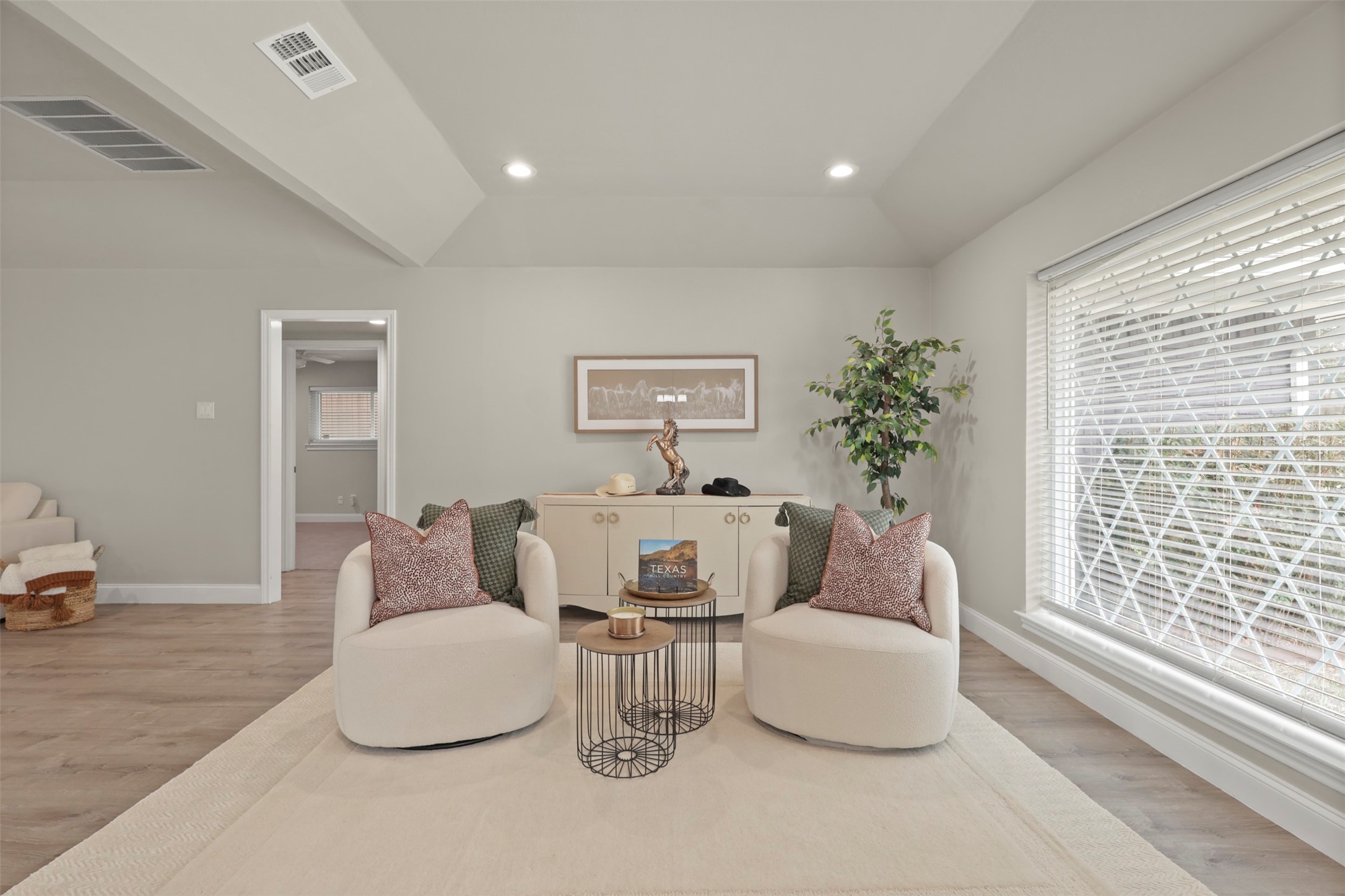 6350 Glennox Lane