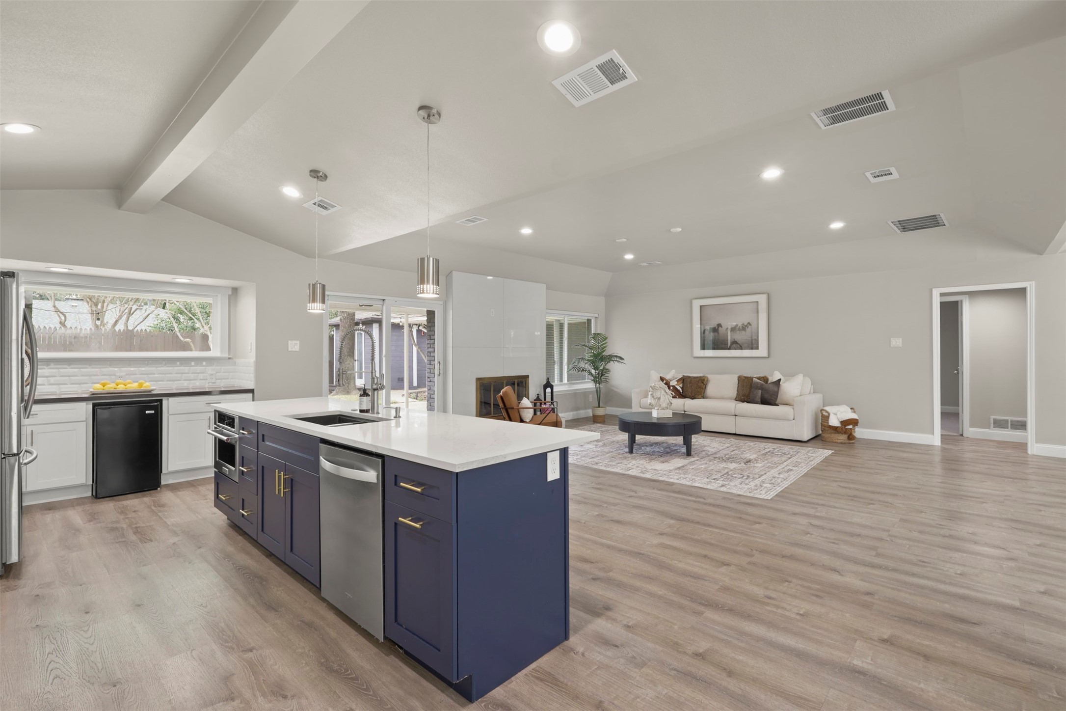 6350 Glennox Lane