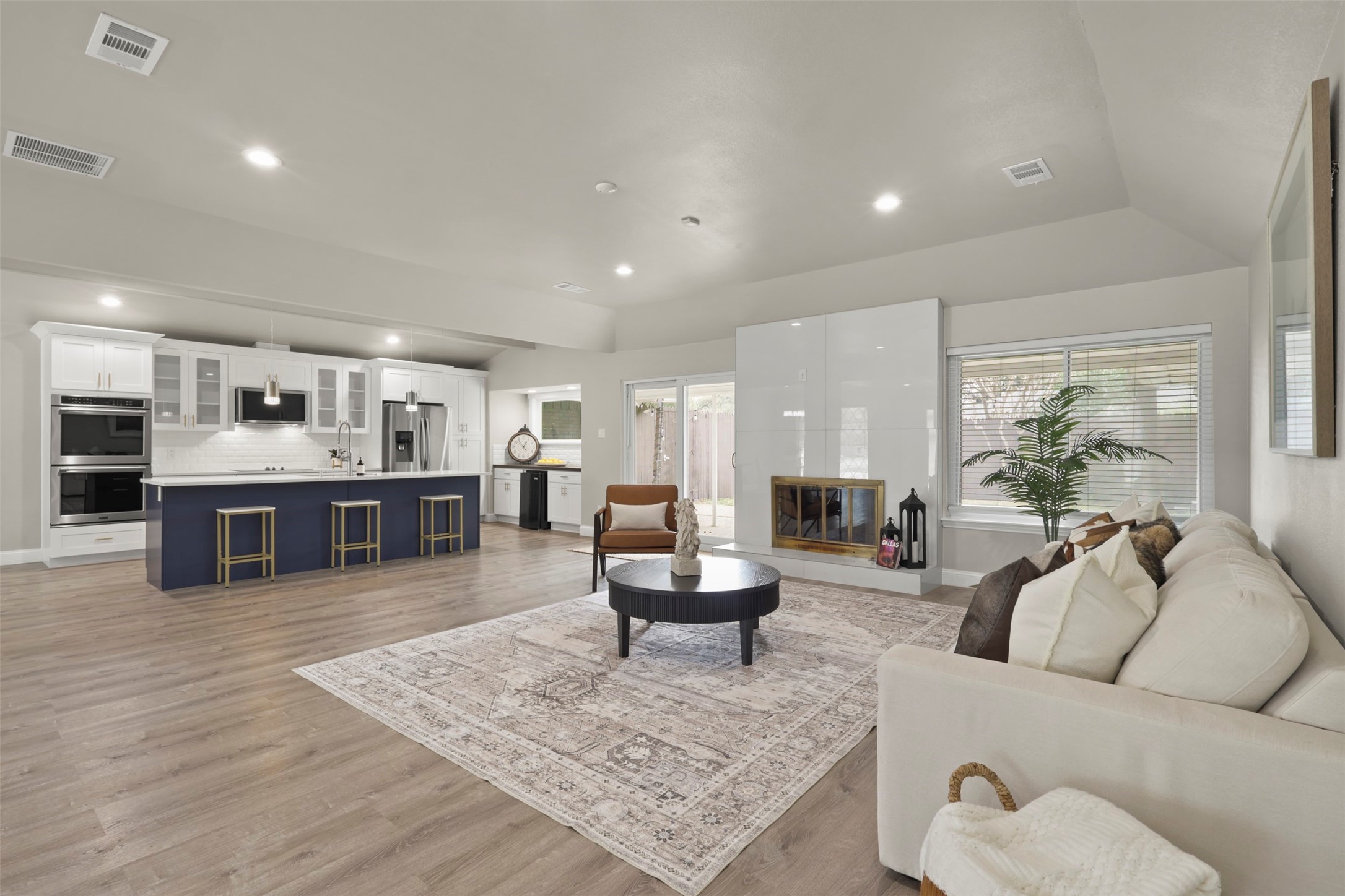 6350 Glennox Lane