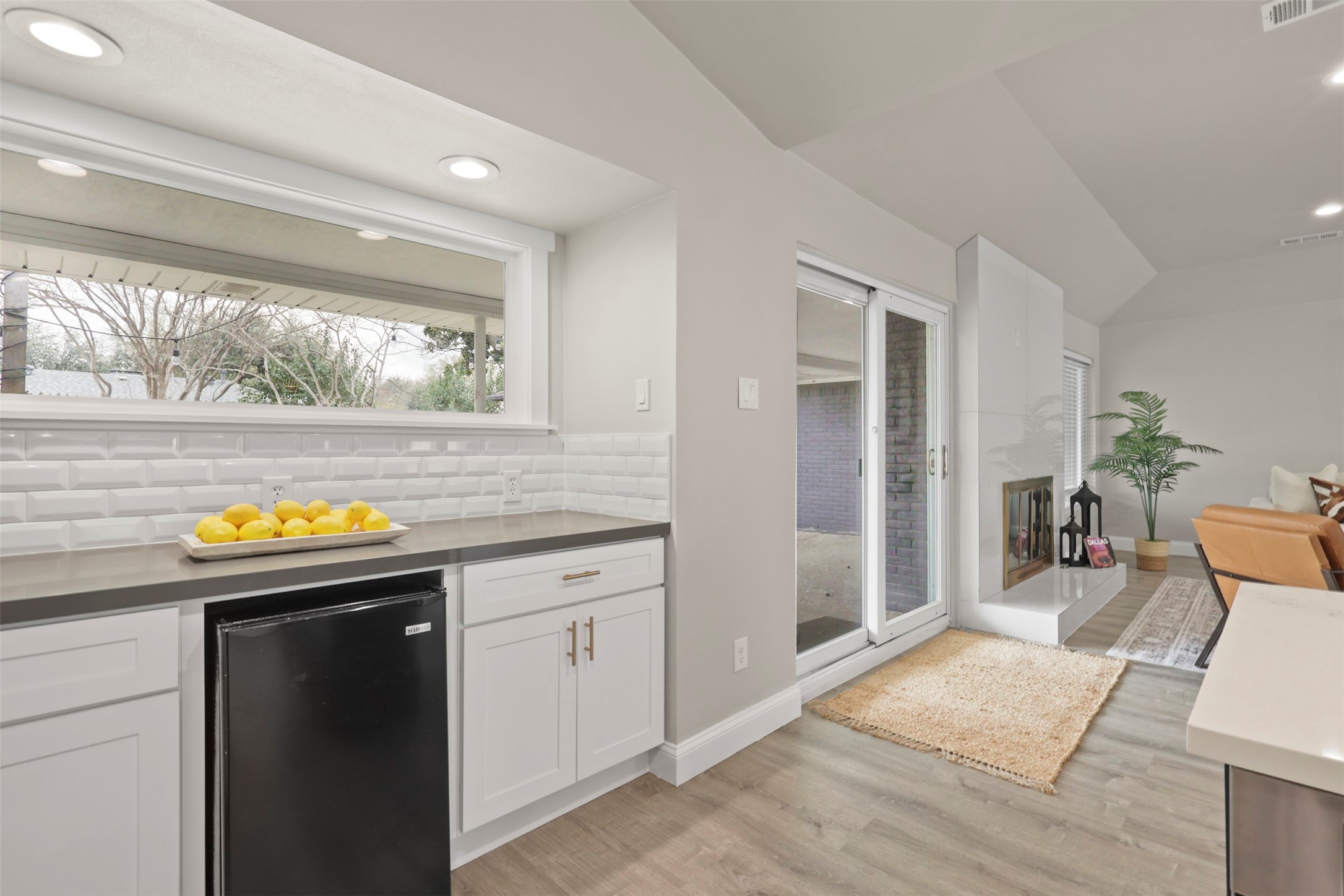 6350 Glennox Lane