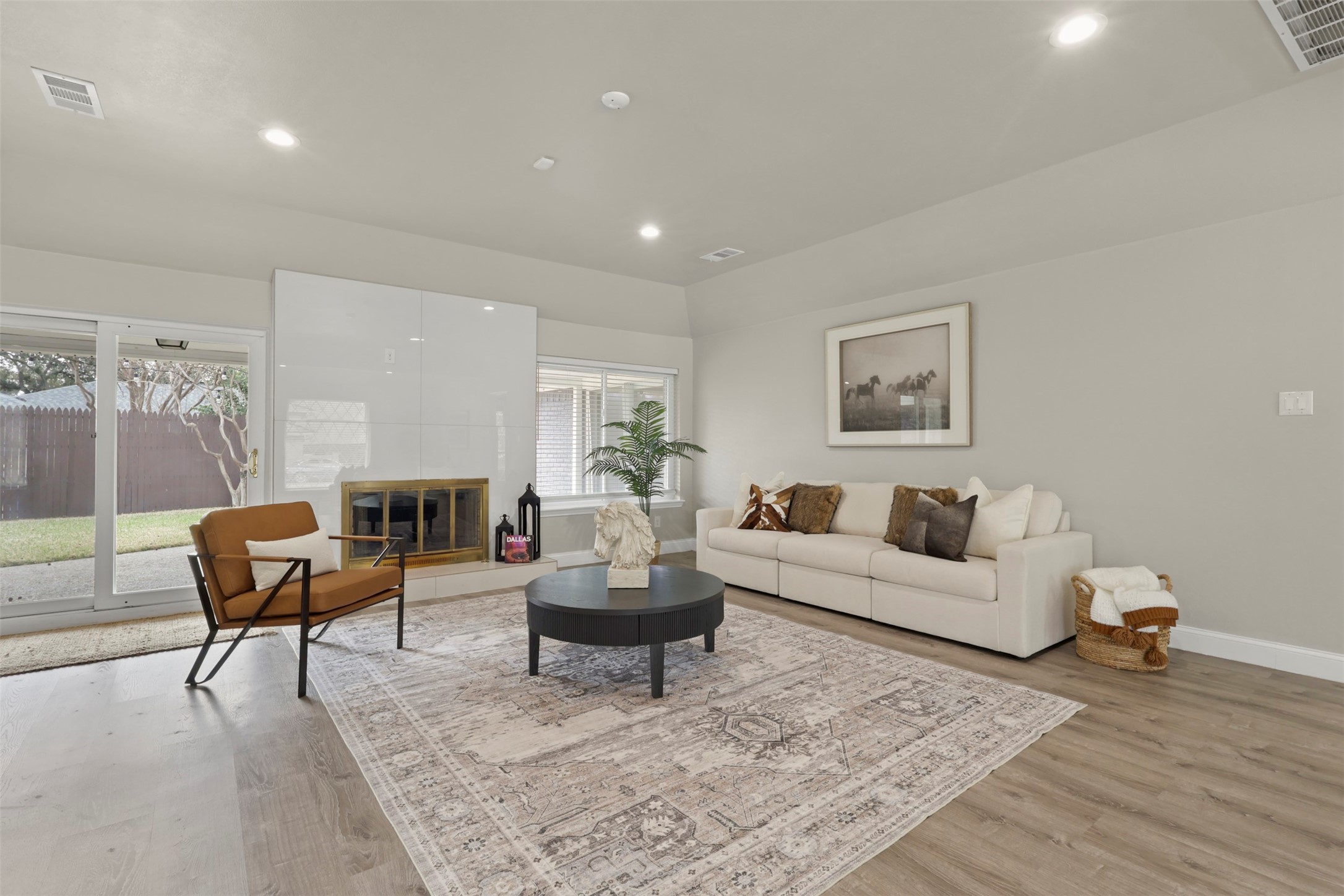 6350 Glennox Lane