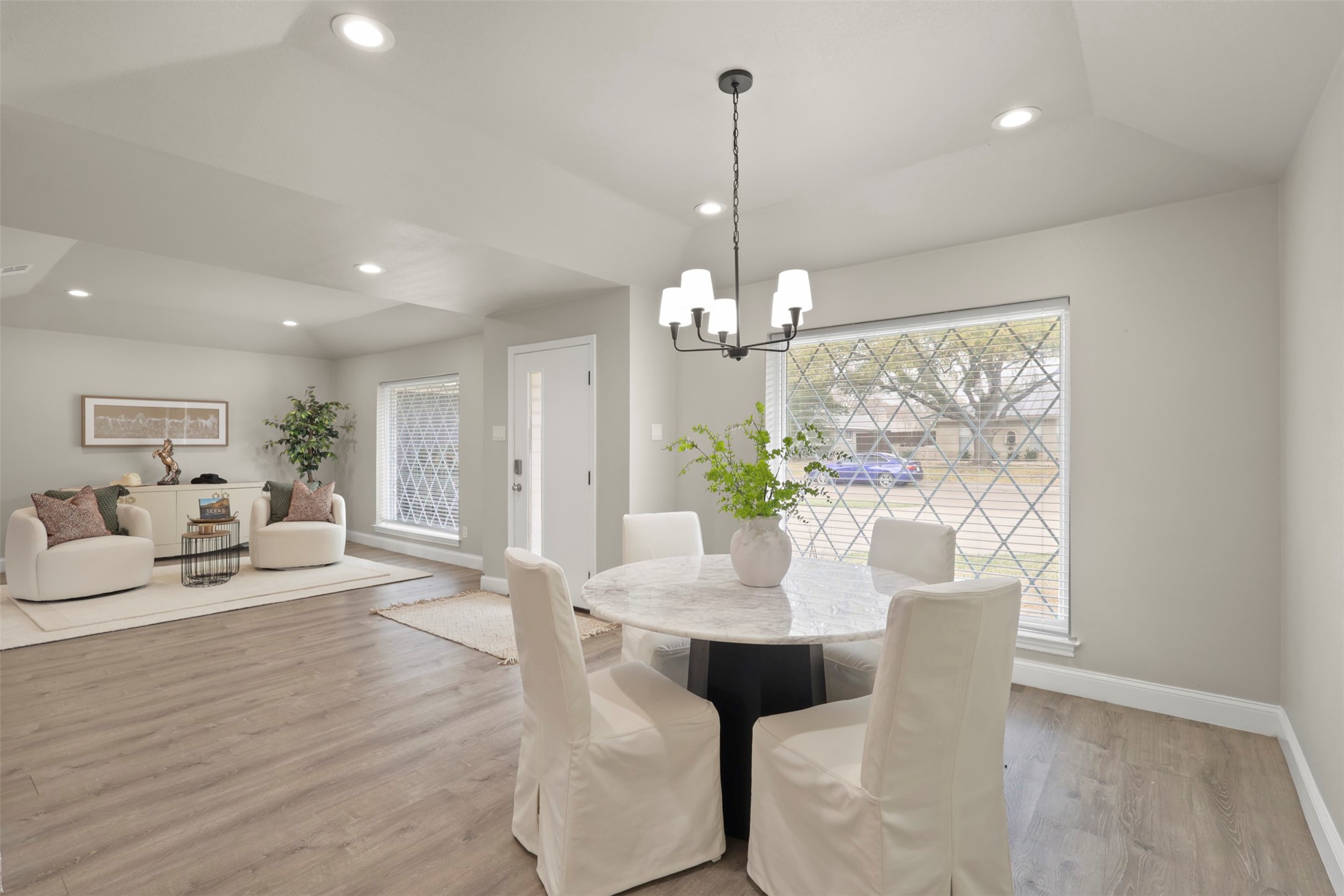 6350 Glennox Lane