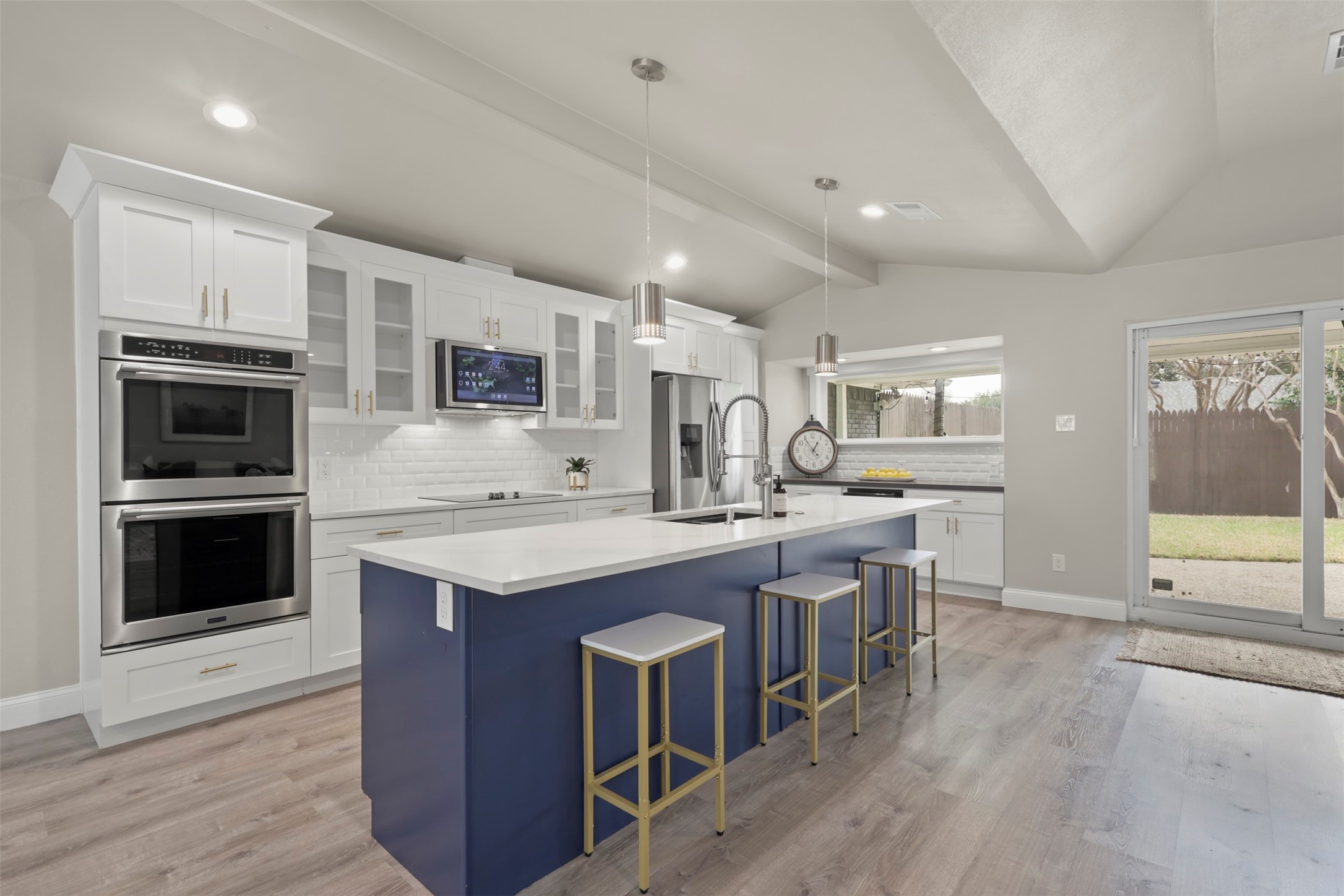 6350 Glennox Lane