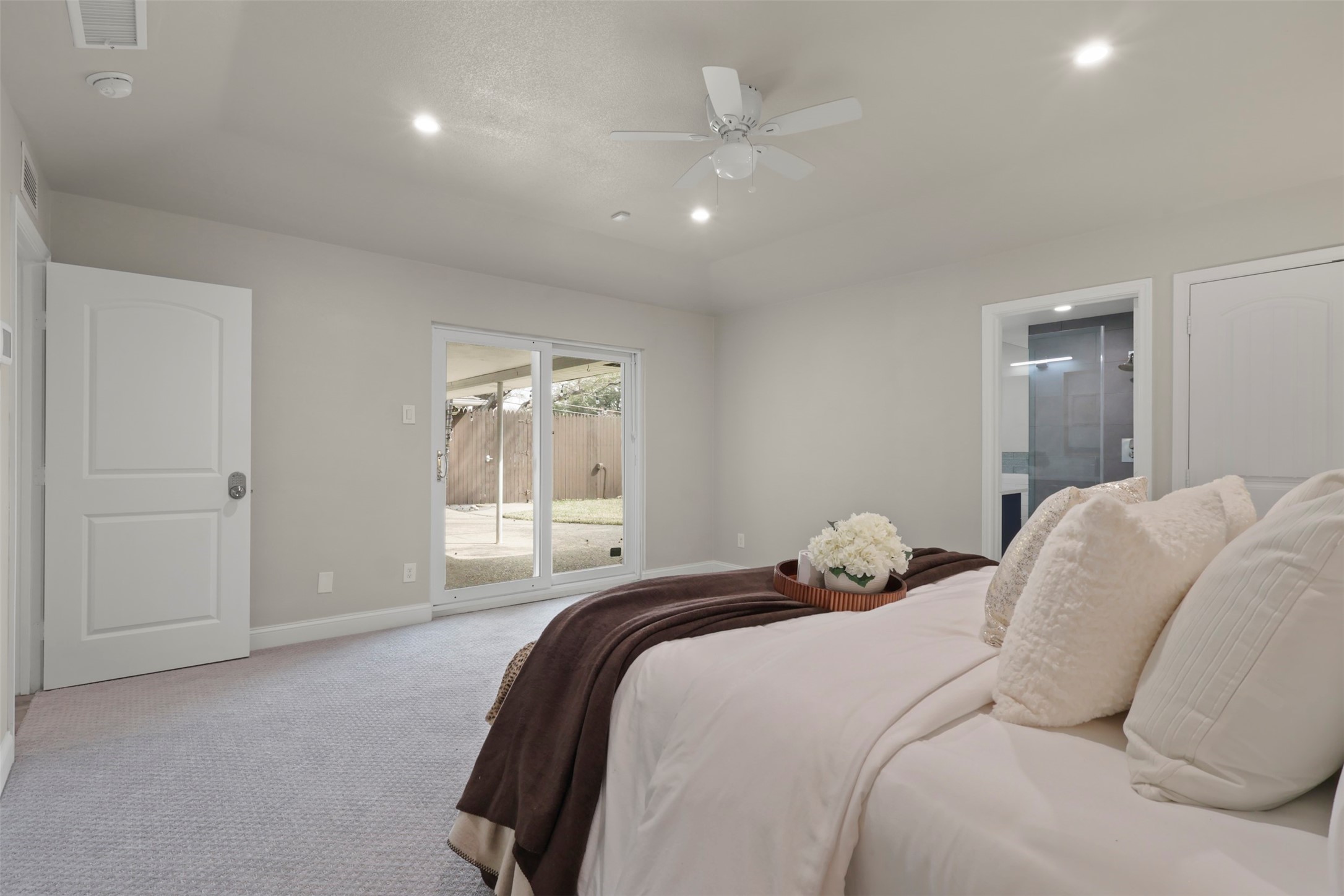 6350 Glennox Lane