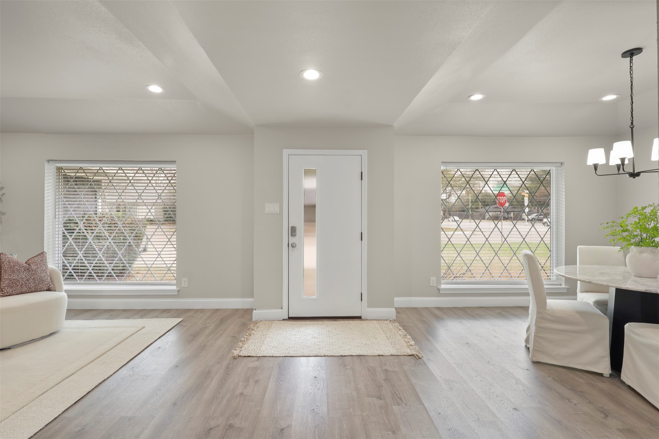 6350 Glennox Lane