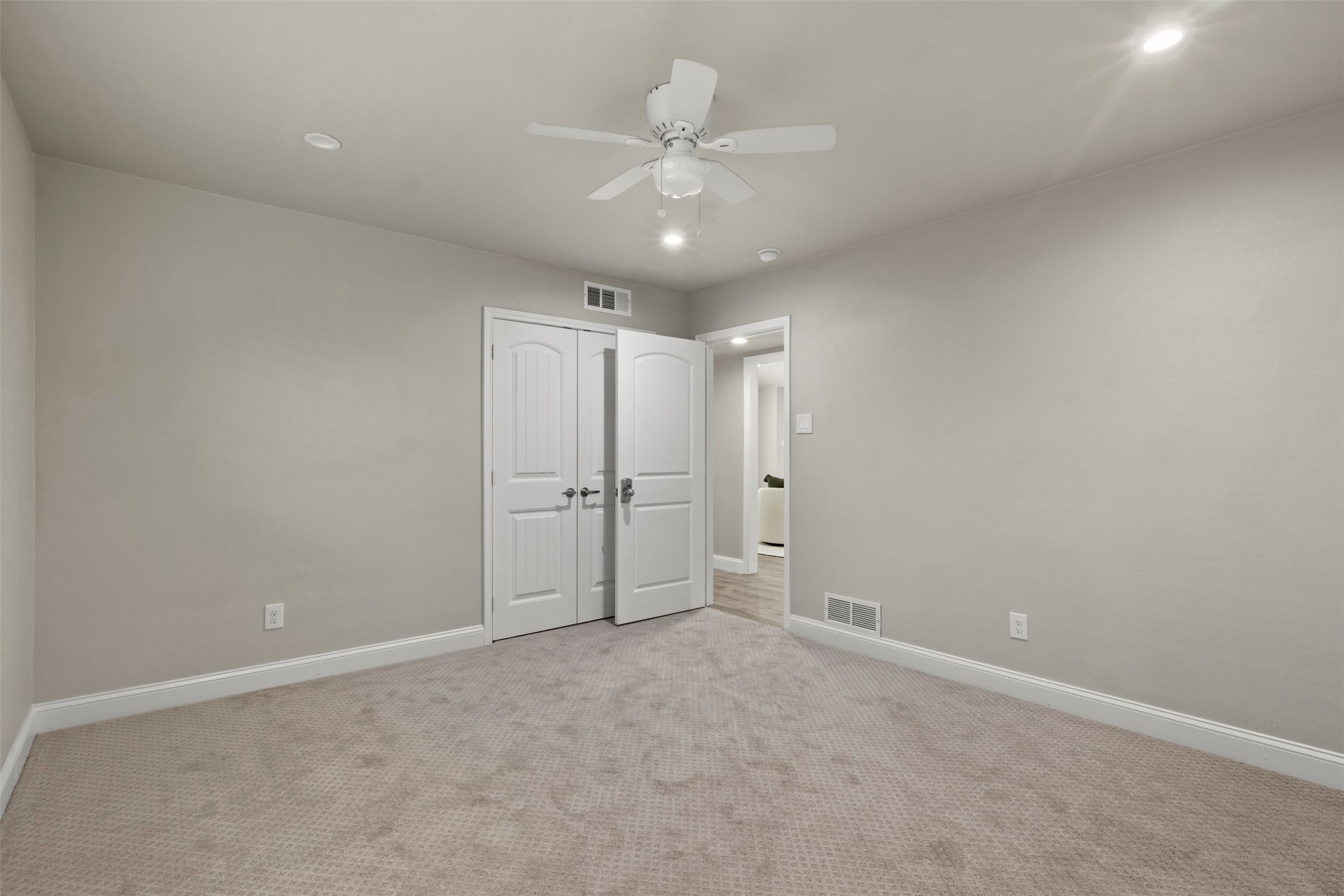 6350 Glennox Lane