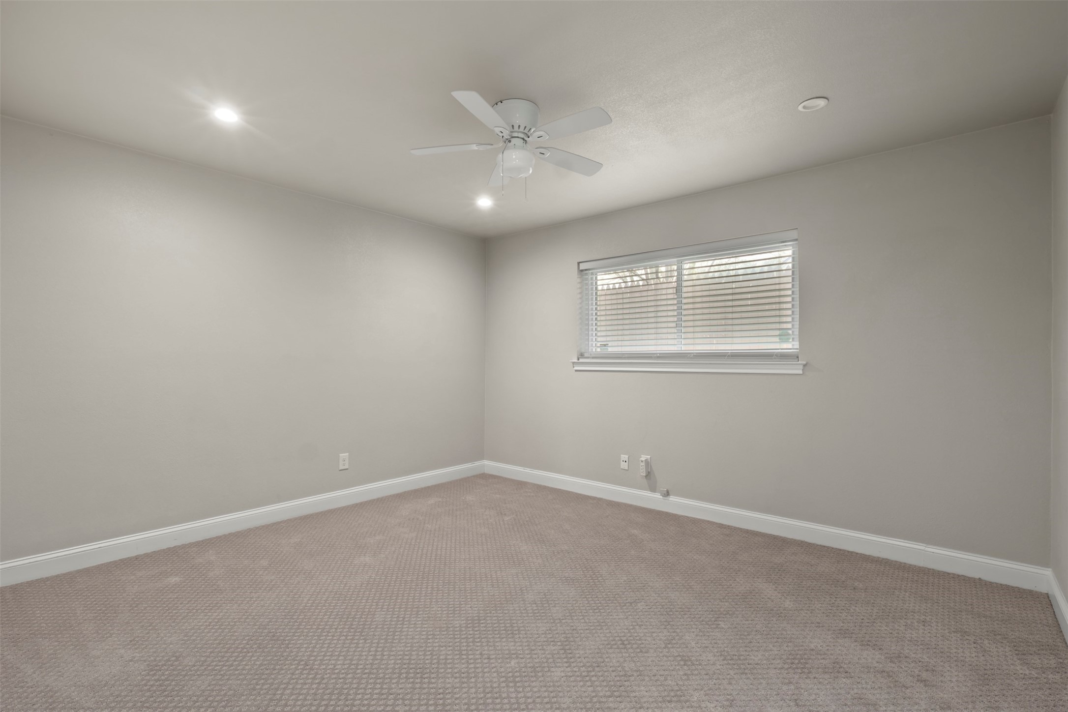 6350 Glennox Lane