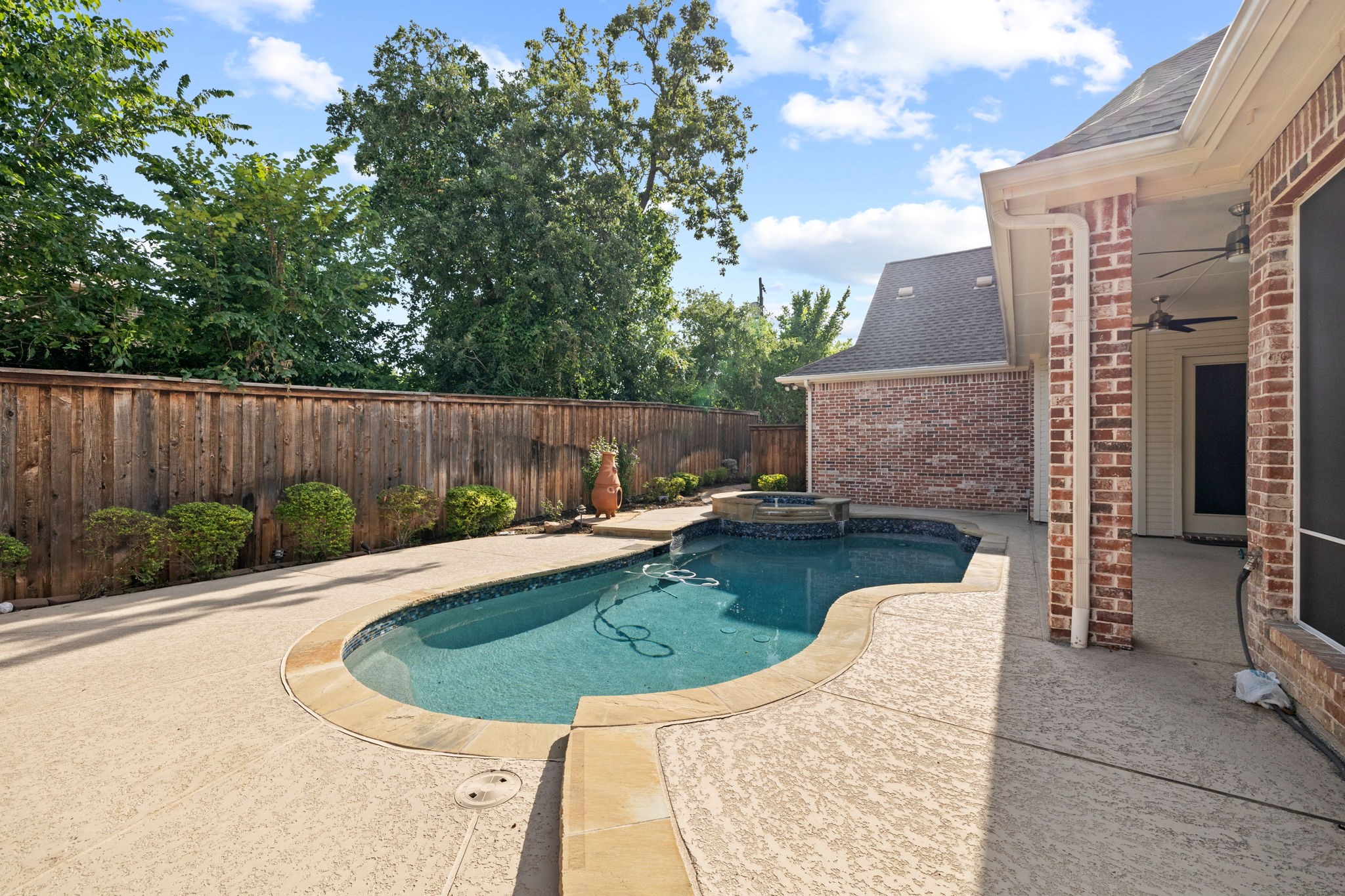 4909 Lakewood Drive