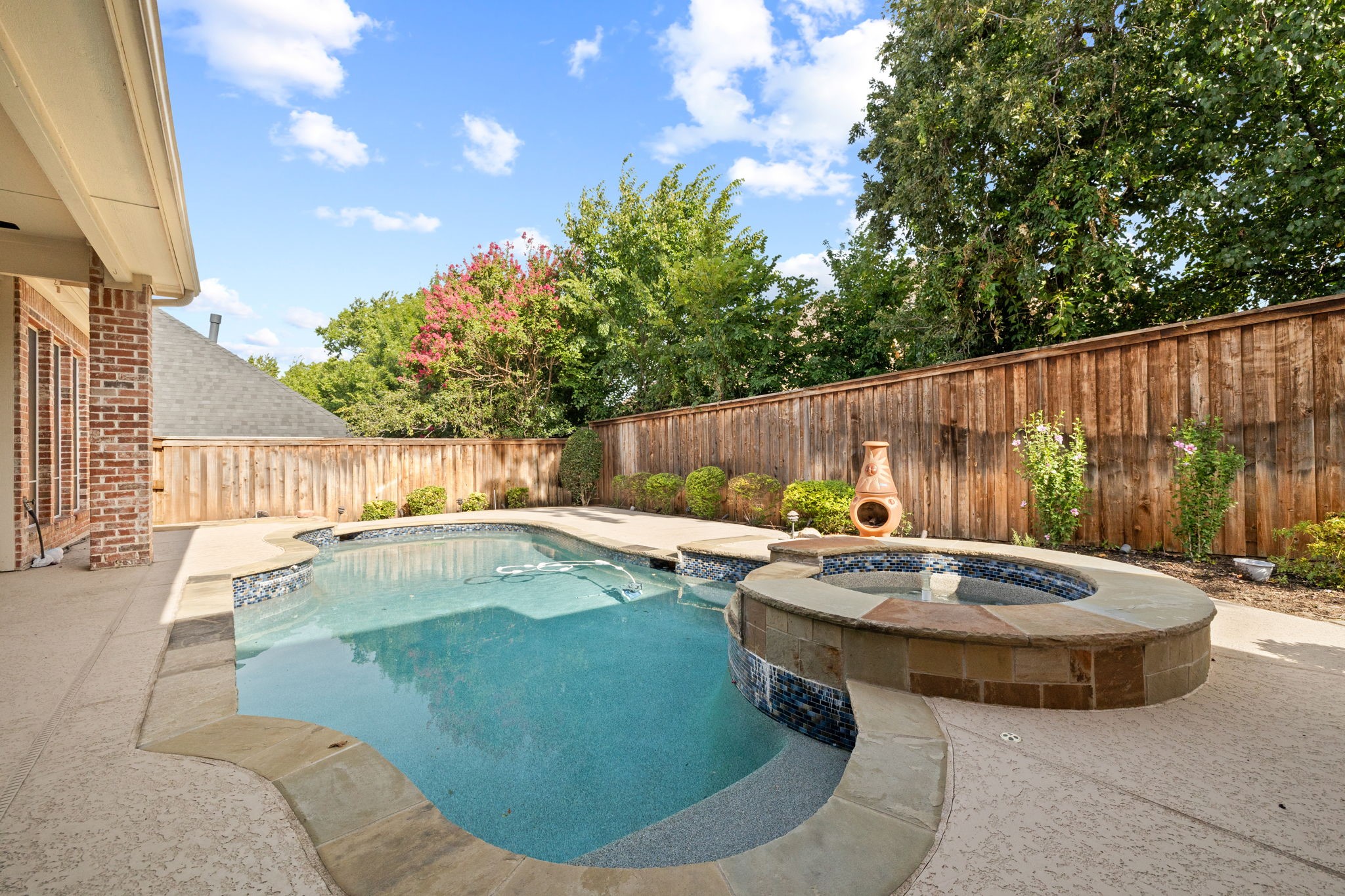 4909 Lakewood Drive
