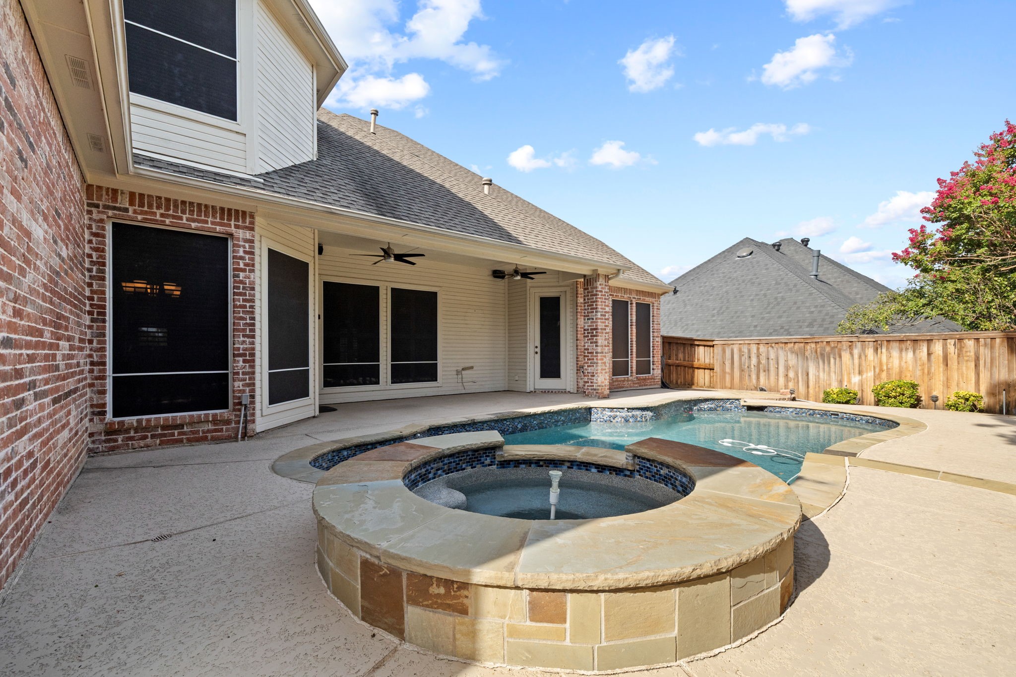 4909 Lakewood Drive