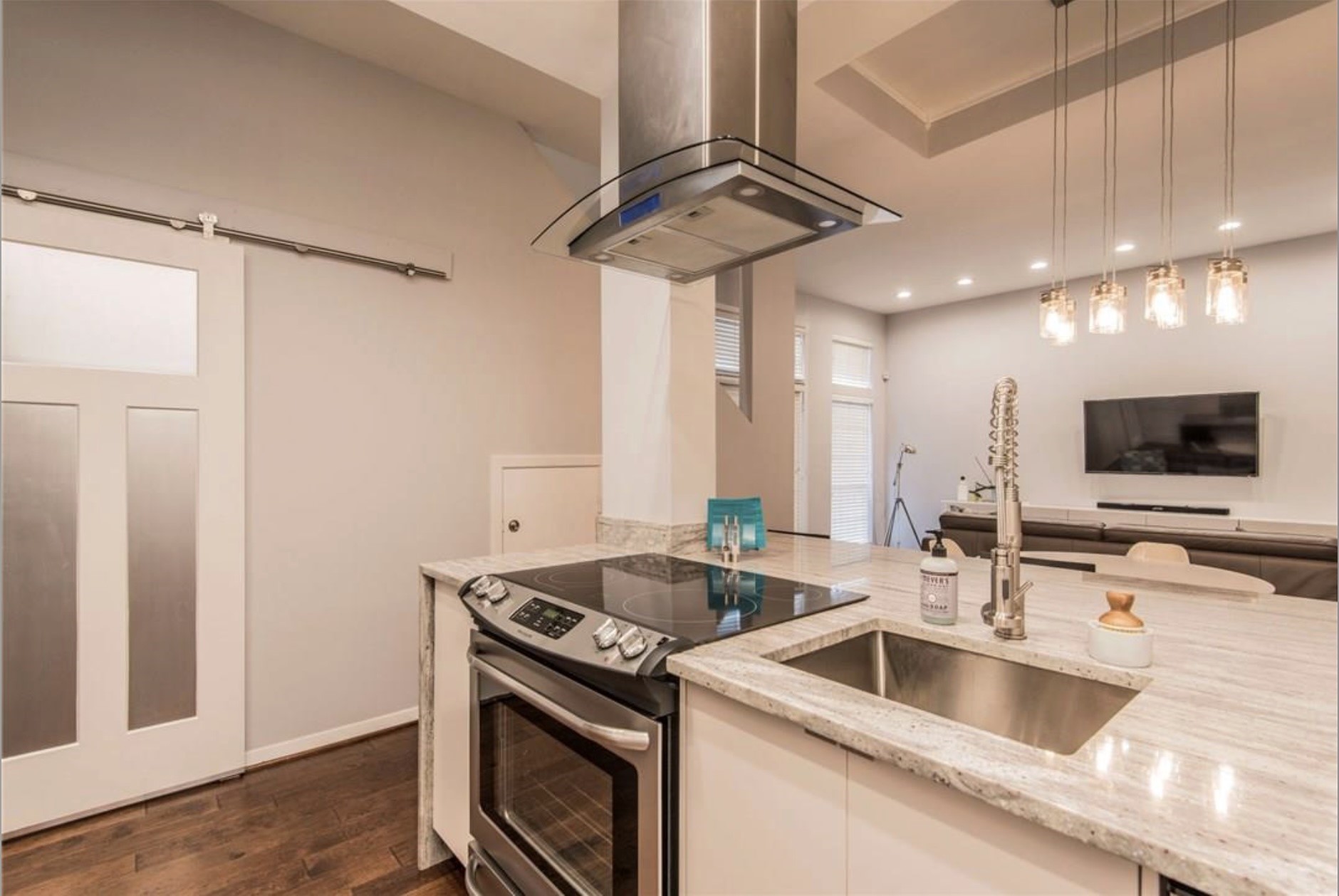 3940 Hawthorne Avenue 6