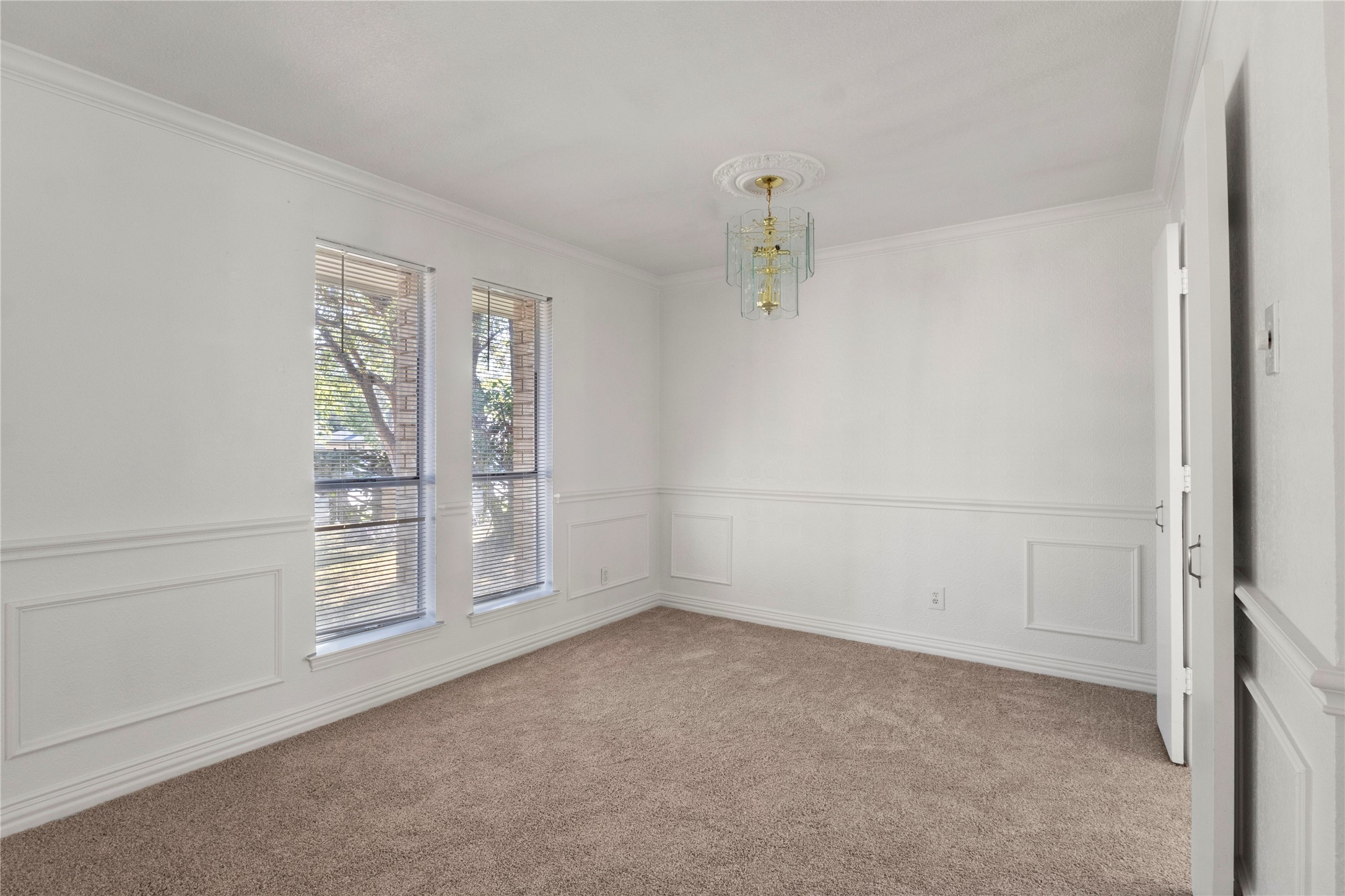 607 Parkwood Circle