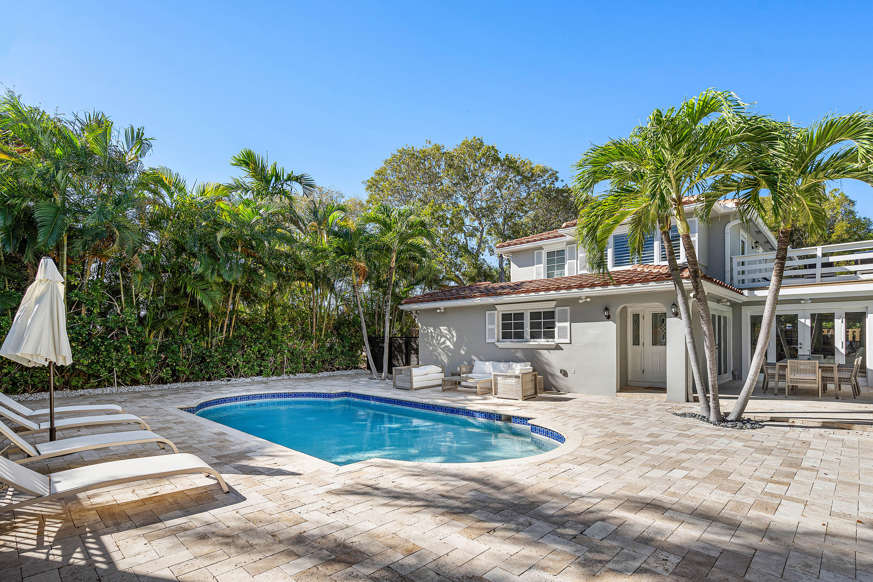820 Palm Trail