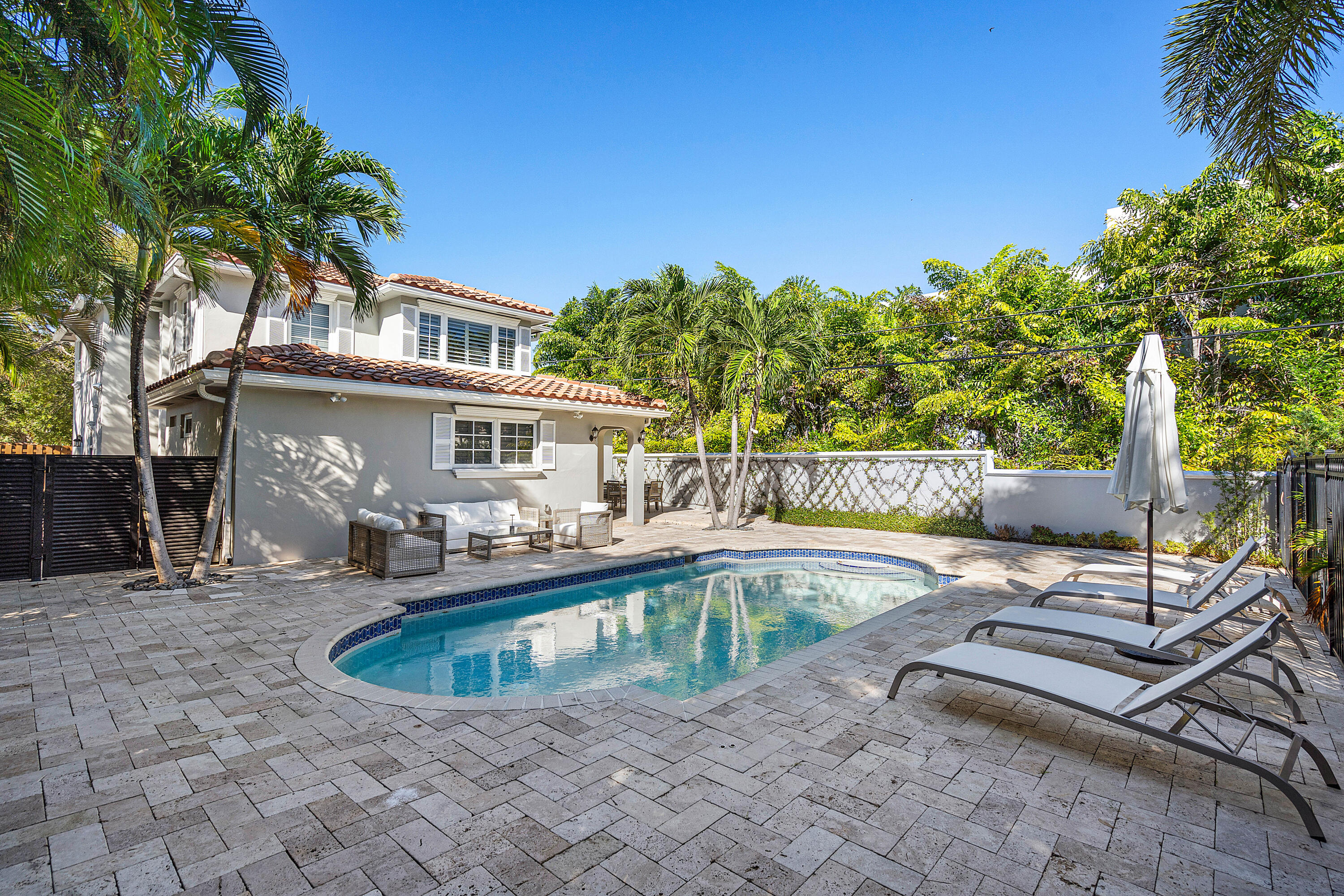 820 Palm Trail
