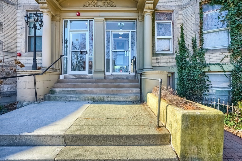 32 Winchester St # 4