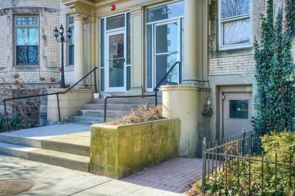 32 Winchester St # 4