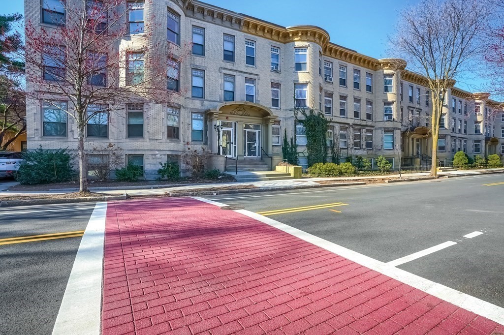 32 Winchester St # 4