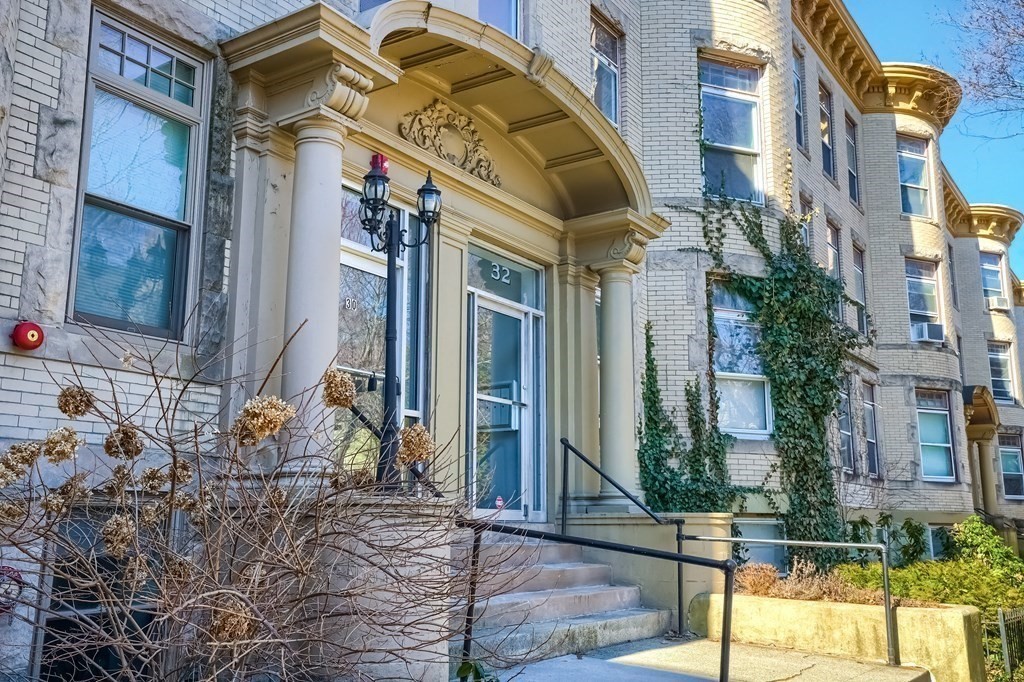 32 Winchester St # 4