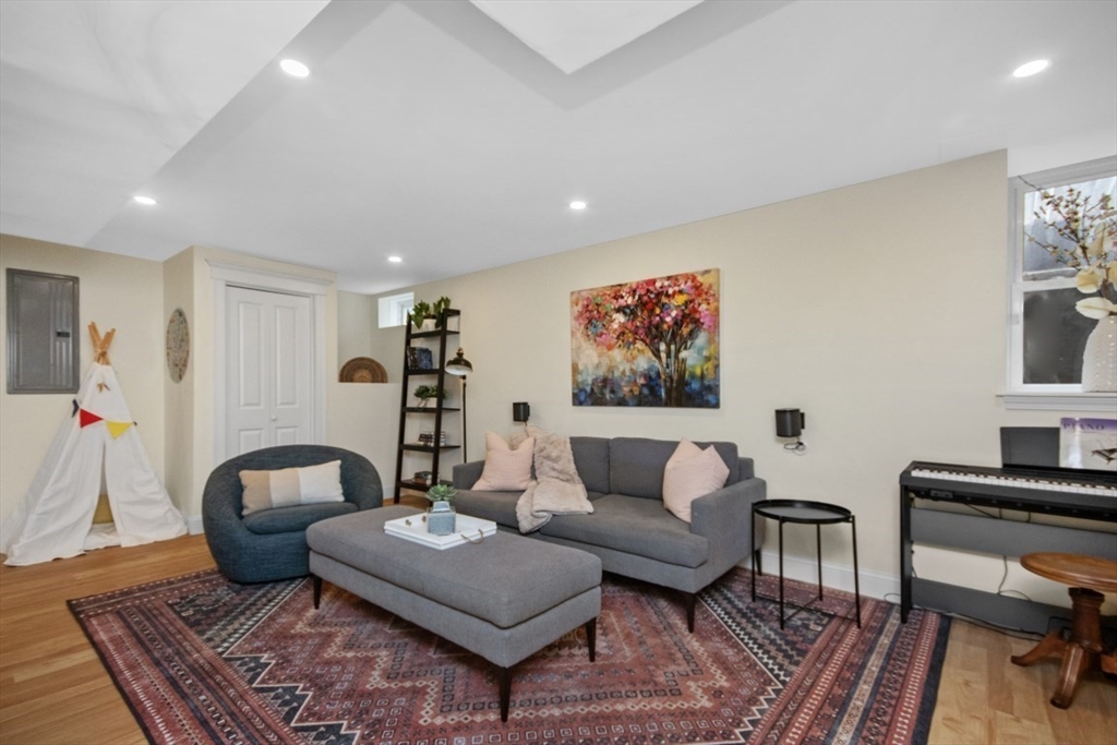 61 Hawthorne St # 61