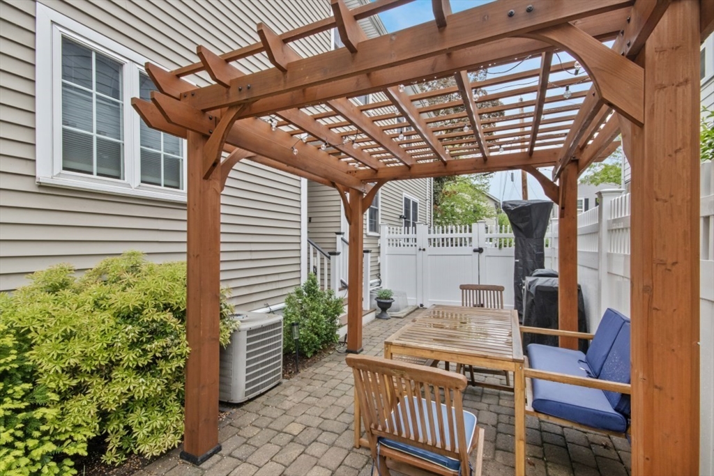 61 Hawthorne St # 61