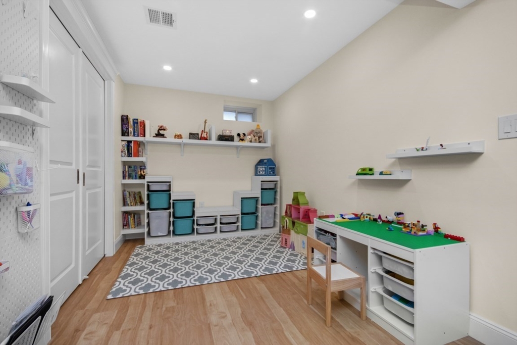 61 Hawthorne St # 61