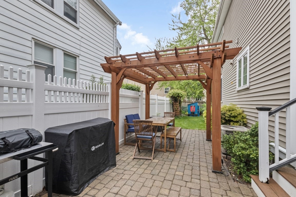 61 Hawthorne St # 61