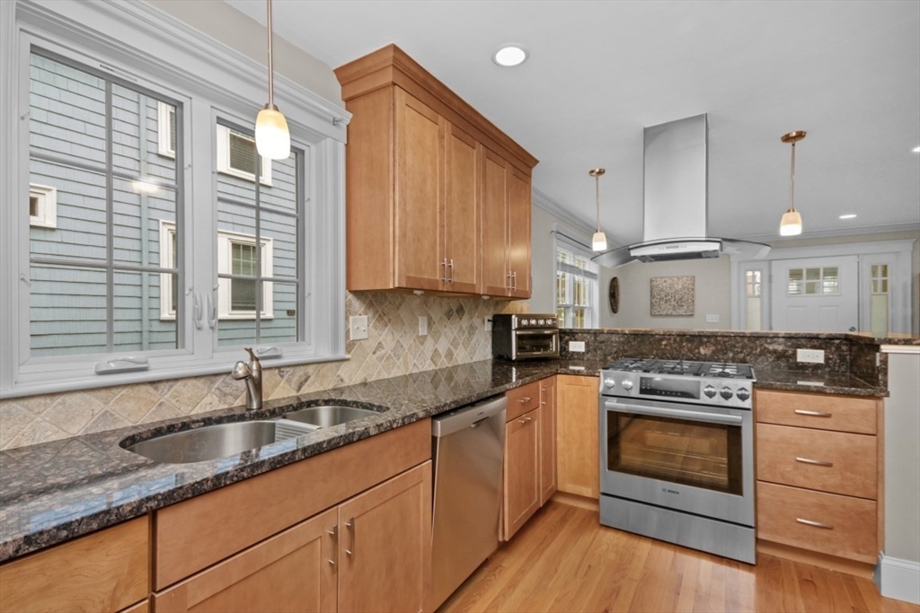 61 Hawthorne St # 61