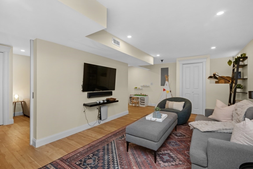 61 Hawthorne St # 61