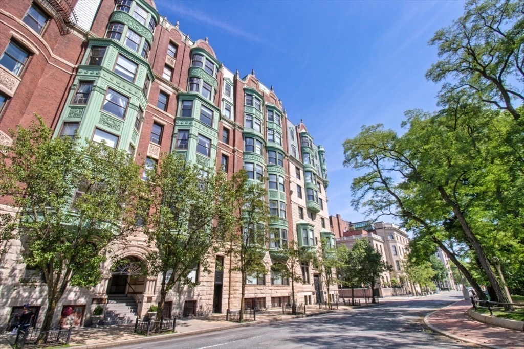 10 Charlesgate East # 302