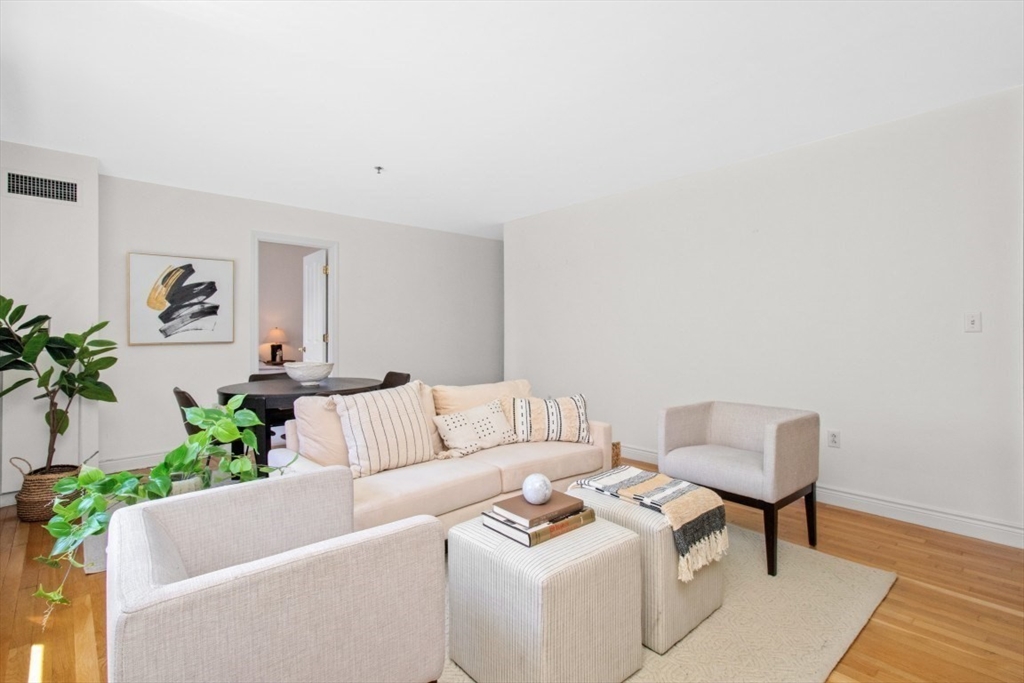 10 Charlesgate East # 302