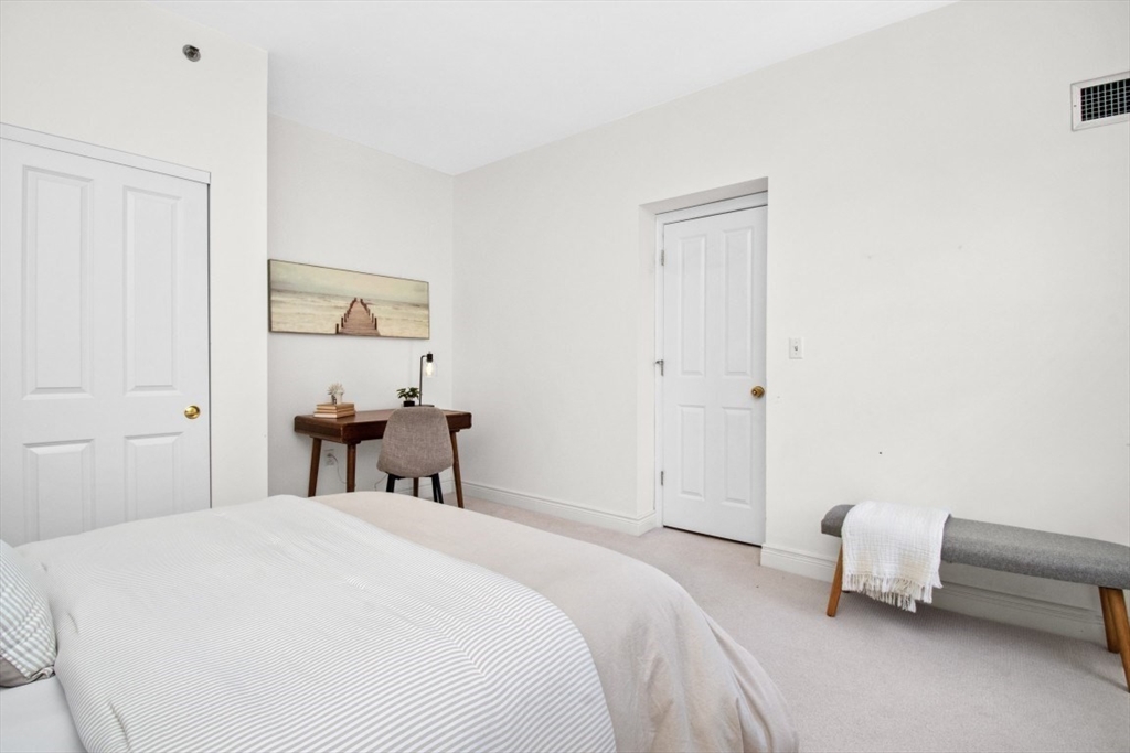10 Charlesgate East # 302