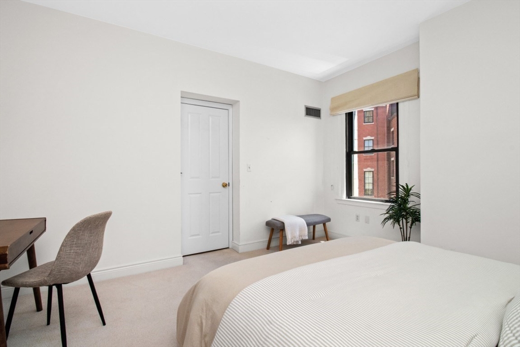 10 Charlesgate East # 302