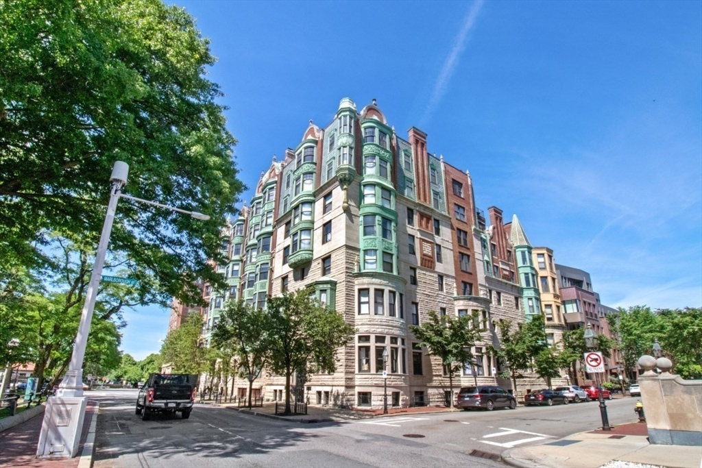 10 Charlesgate East # 302