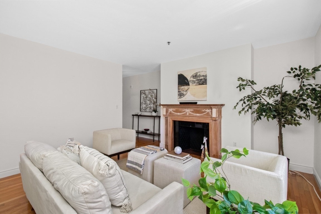 10 Charlesgate East # 302
