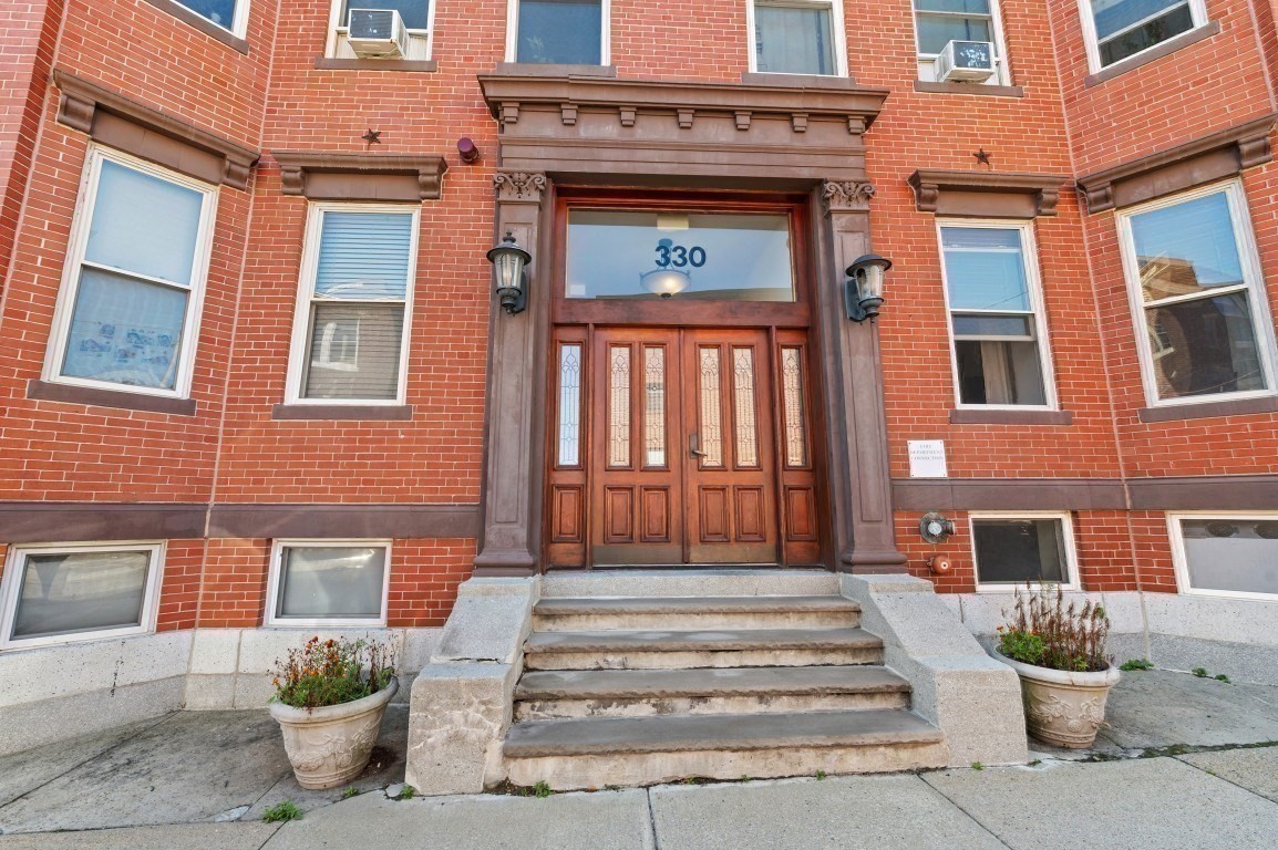 330 Summit Ave # 305