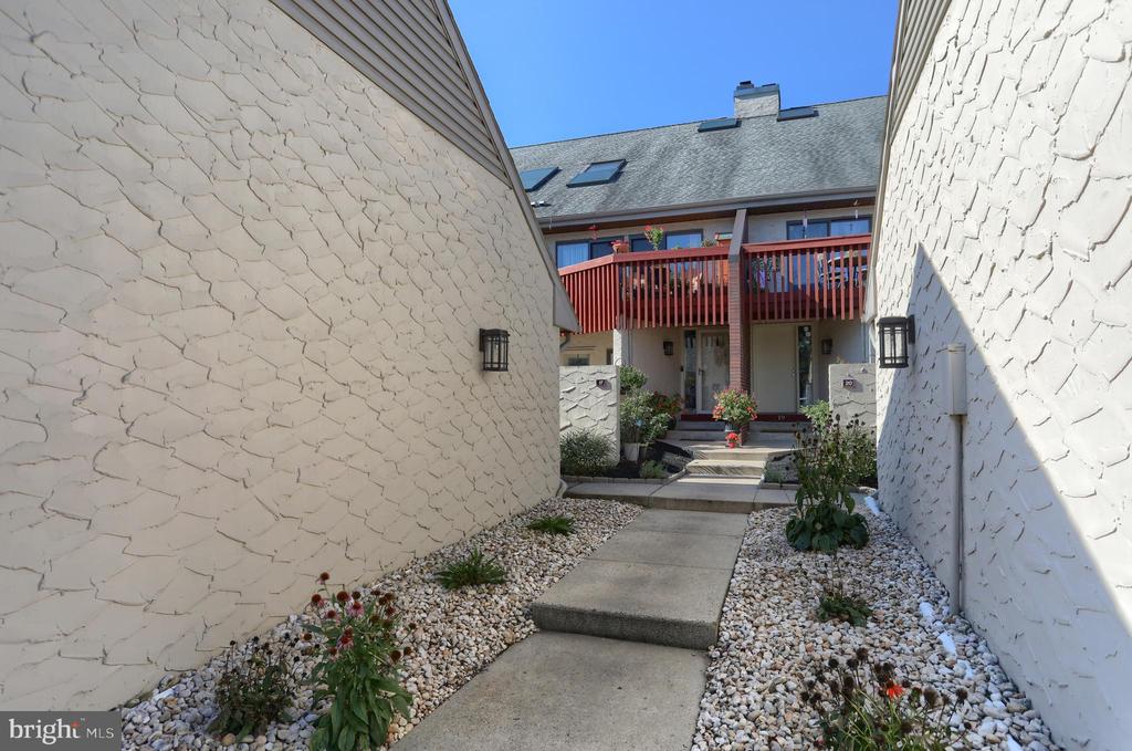 593 Geneva Dr #17