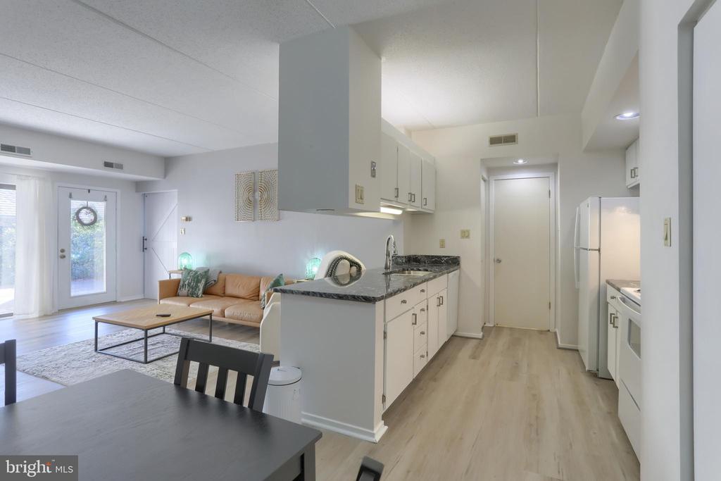 593 Geneva Dr #17