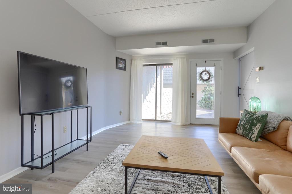 593 Geneva Dr #17