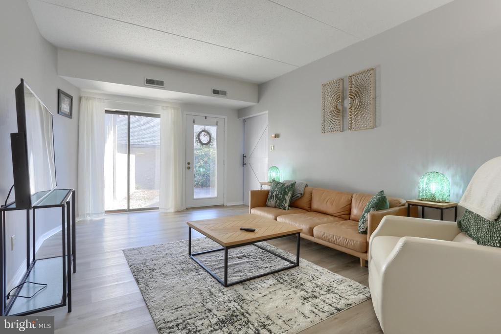 593 Geneva Dr #17