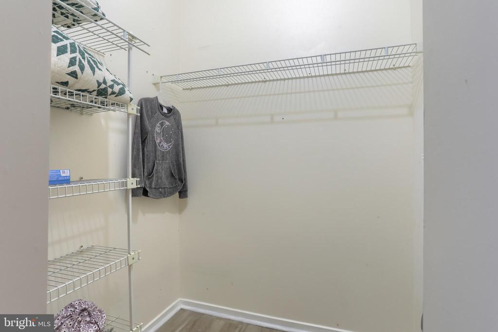 593 Geneva Dr #17