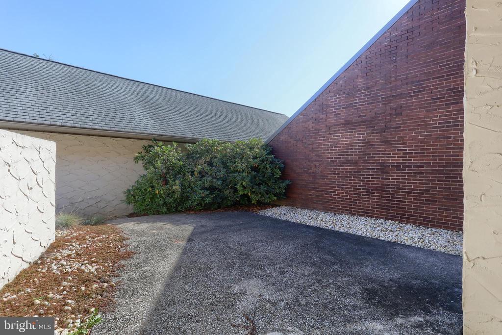 593 Geneva Dr #17