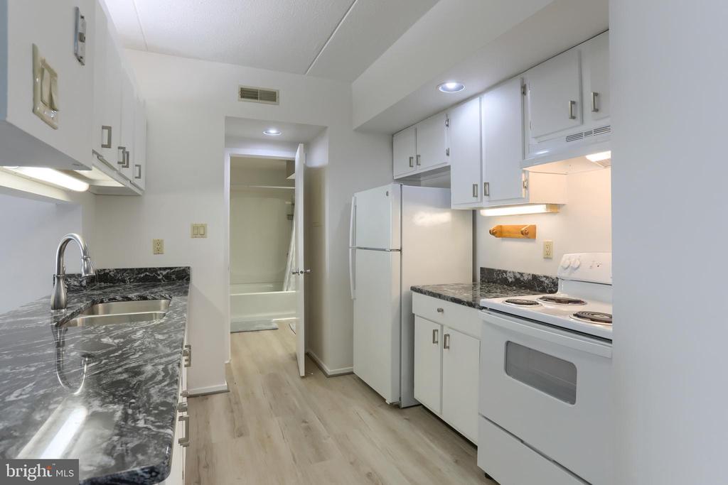593 Geneva Dr #17