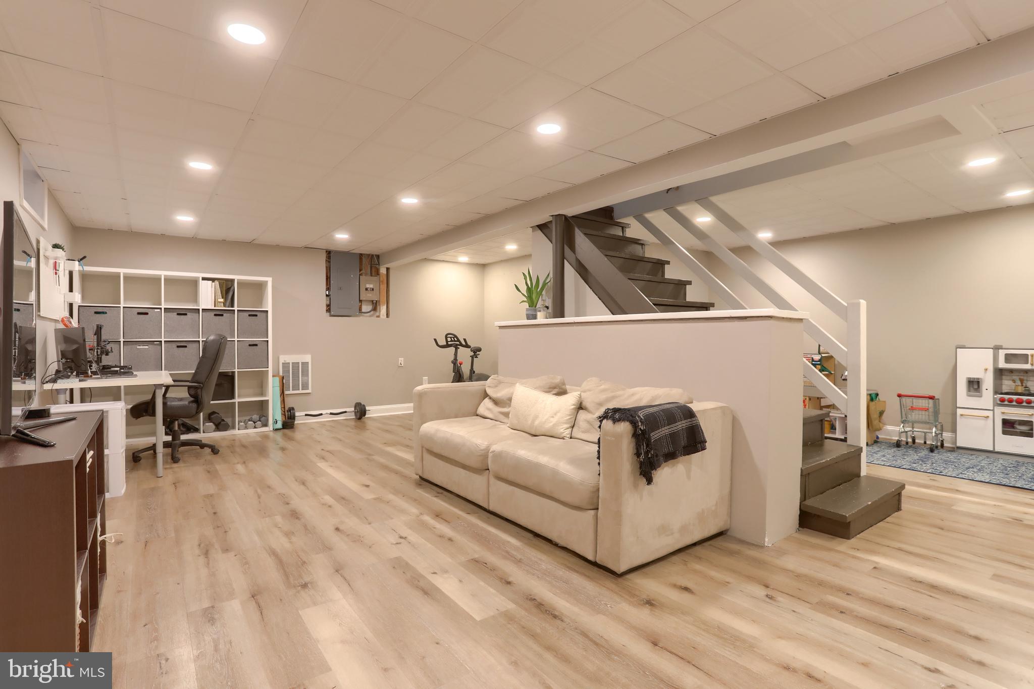 6571 Lehigh Ave