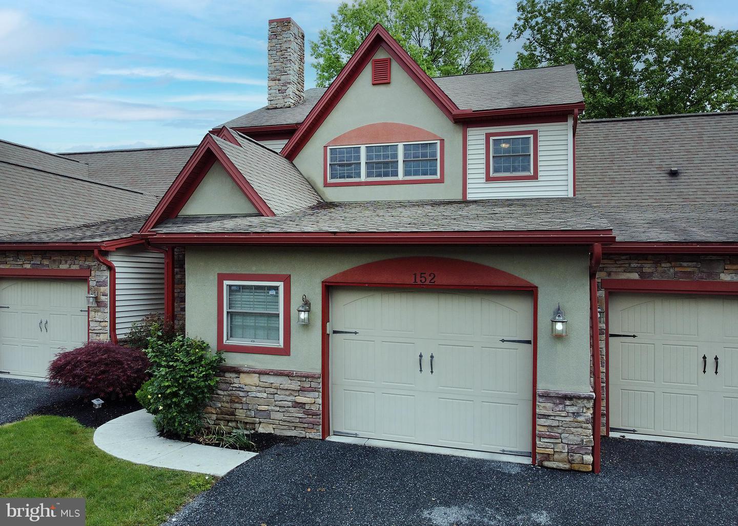 152 Lexington Ct