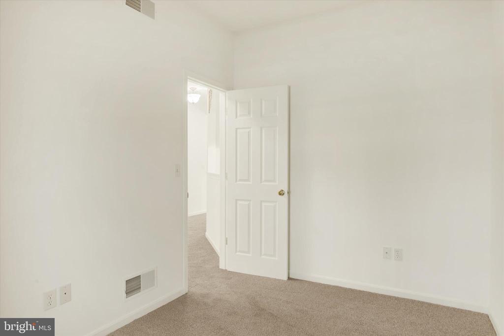 712 CREEKSIDE DRIVE