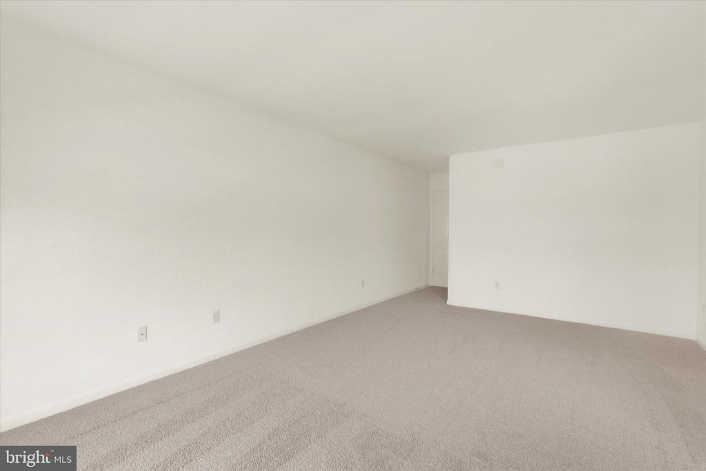 712 CREEKSIDE DRIVE