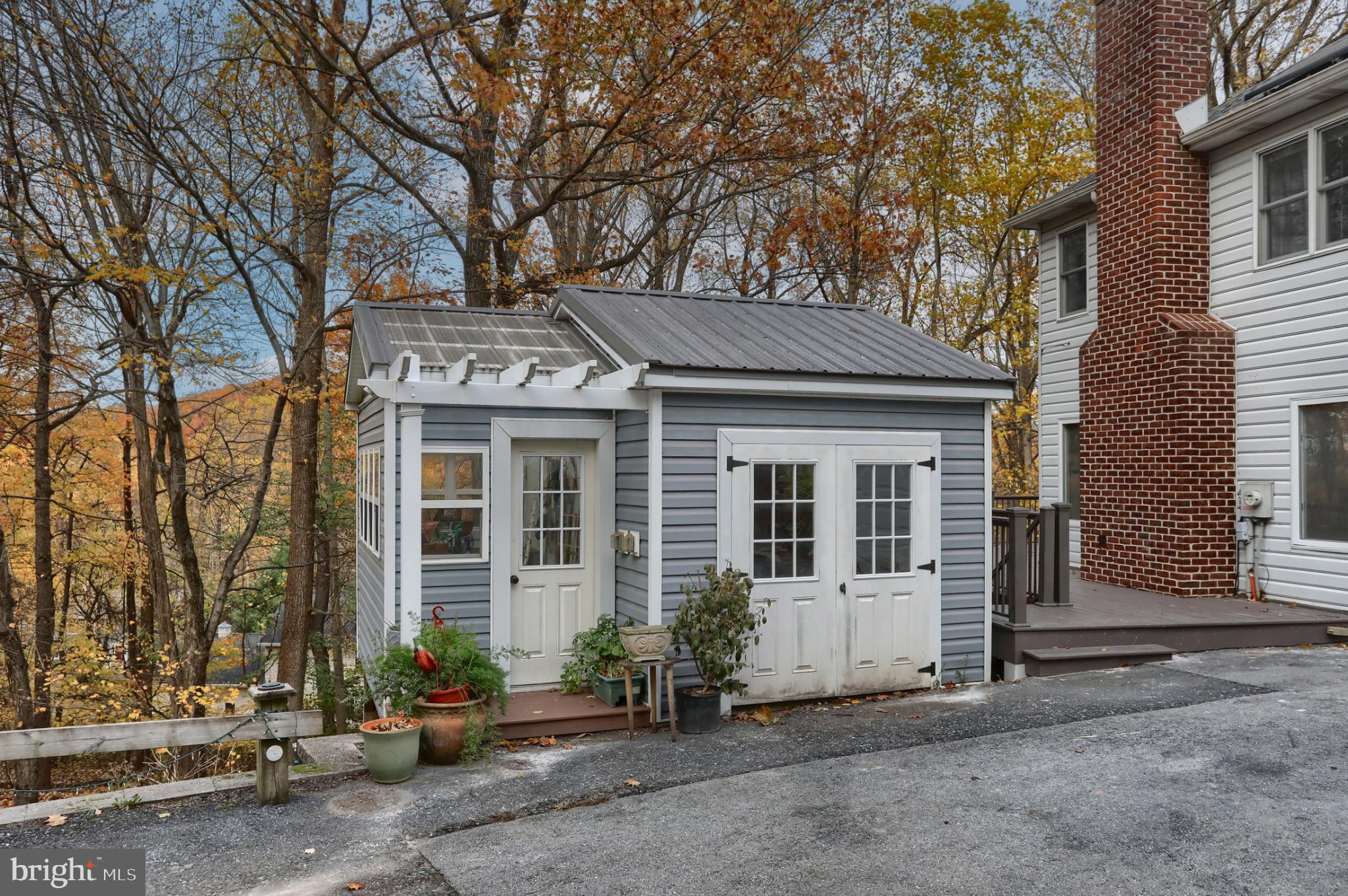 1609 SPRING HILL DRIVE