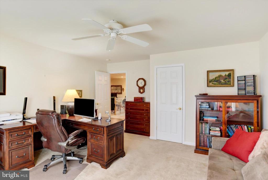 215 BROOKRIDGE COURT